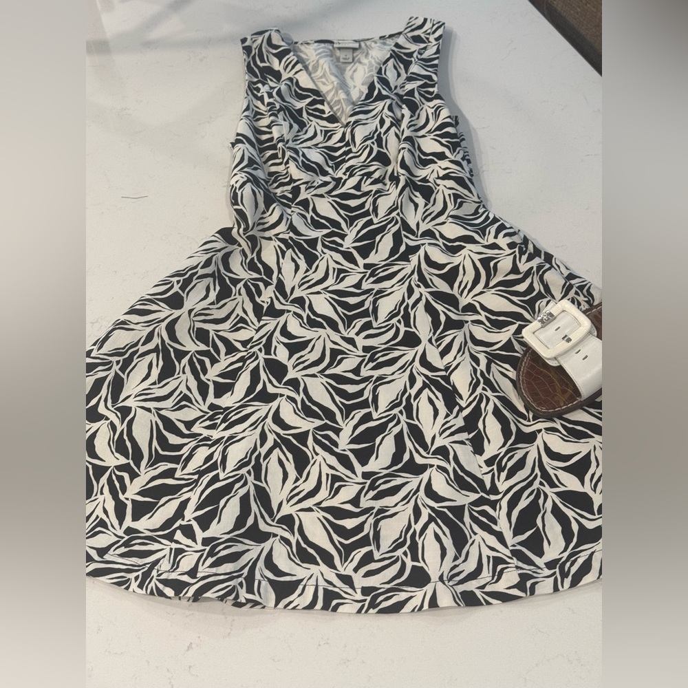 a New Day Leaf Pattern Dress, with pockets - Picture 2 of 11